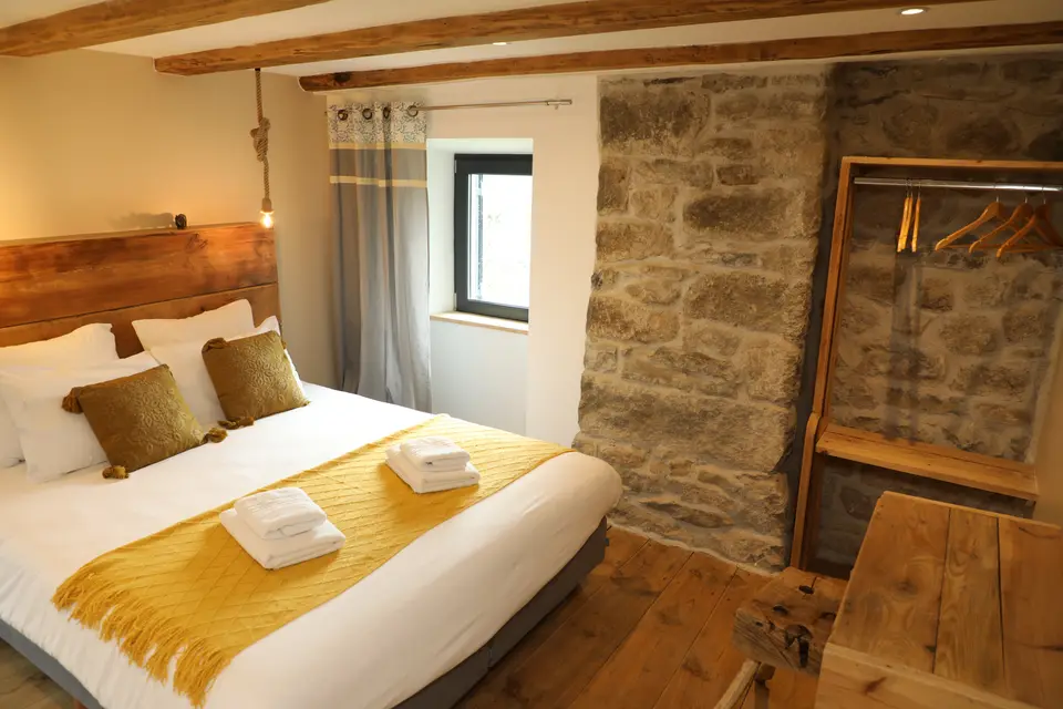 Chambre aux tons jaunes sous les poutres