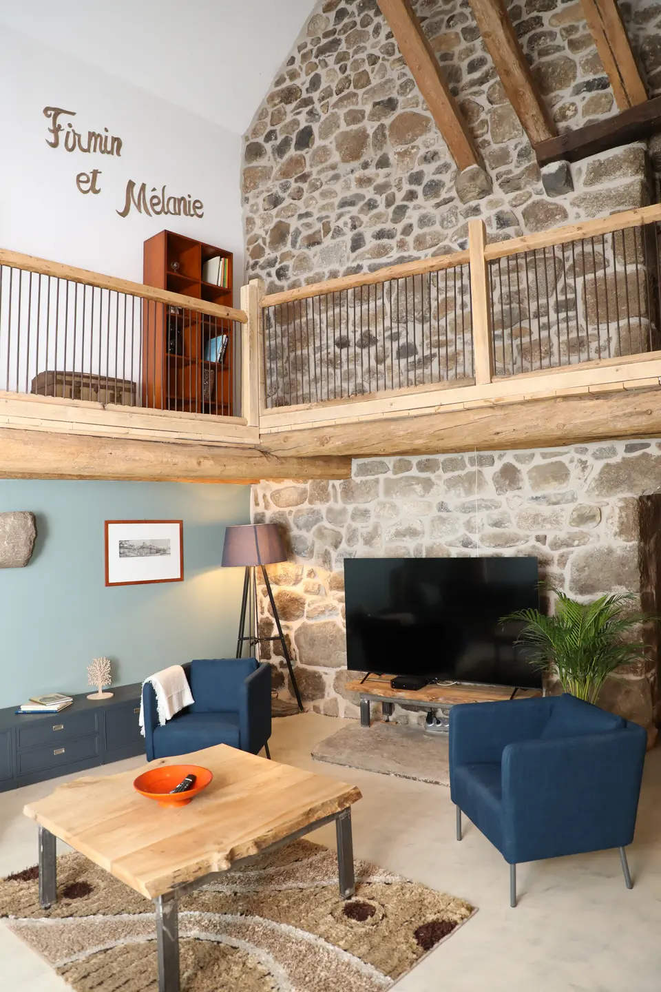 Séjour en pierre et bois sous la mezzanine