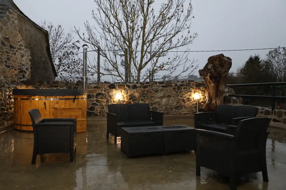 Toit-terrasse avec salon et bain nordique à la tombée du jour