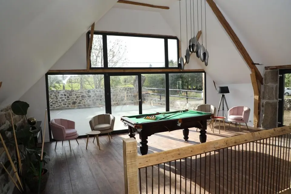 Salle de billard aux grandes baies vitrées