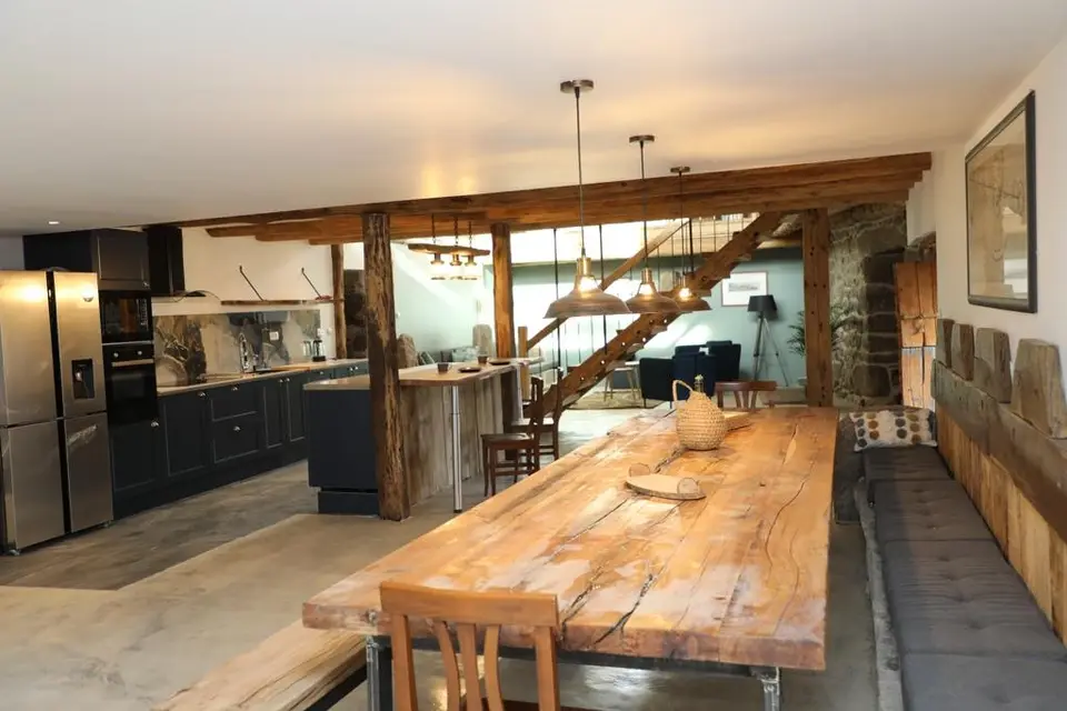 Longue table en bois devant la cuisine