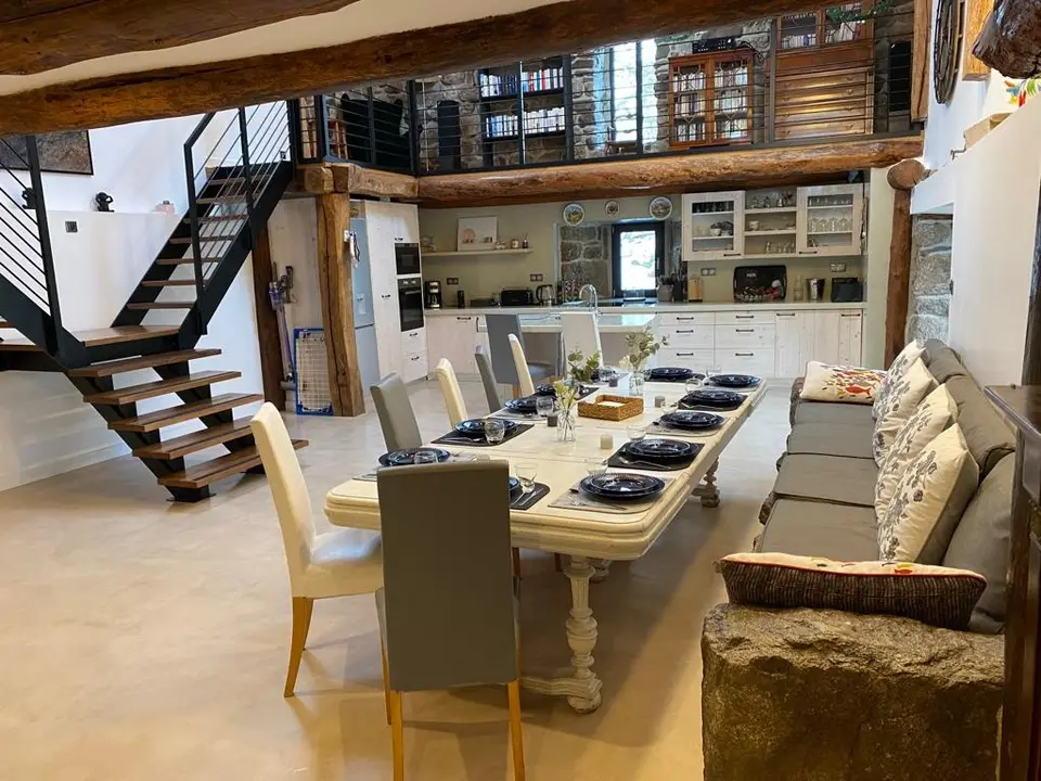Grande table à manger au pied de l'escalier de la mezzanine