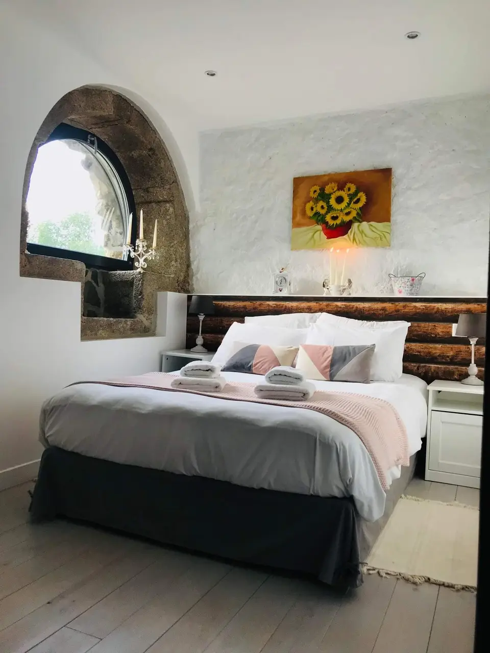 Chambre avec lit double et coussins clairs