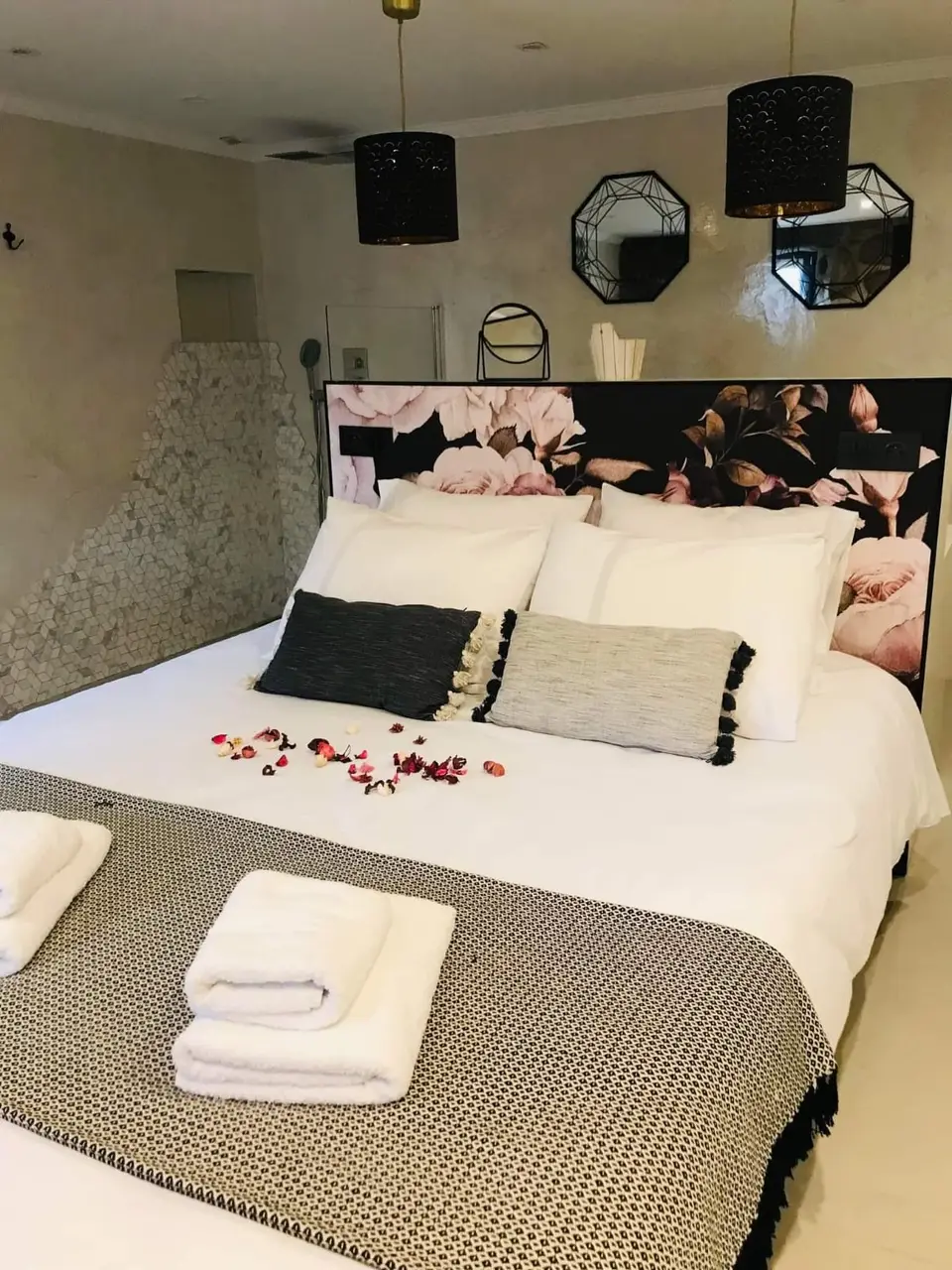 Chambre avec lit double et tête de lit fleurie