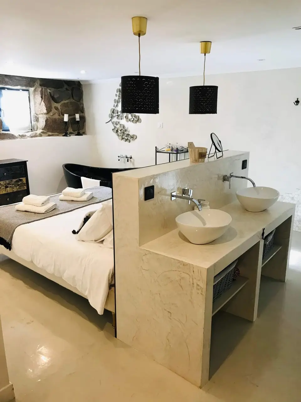 Chambre avec salle d'eau ouverte et double vasque