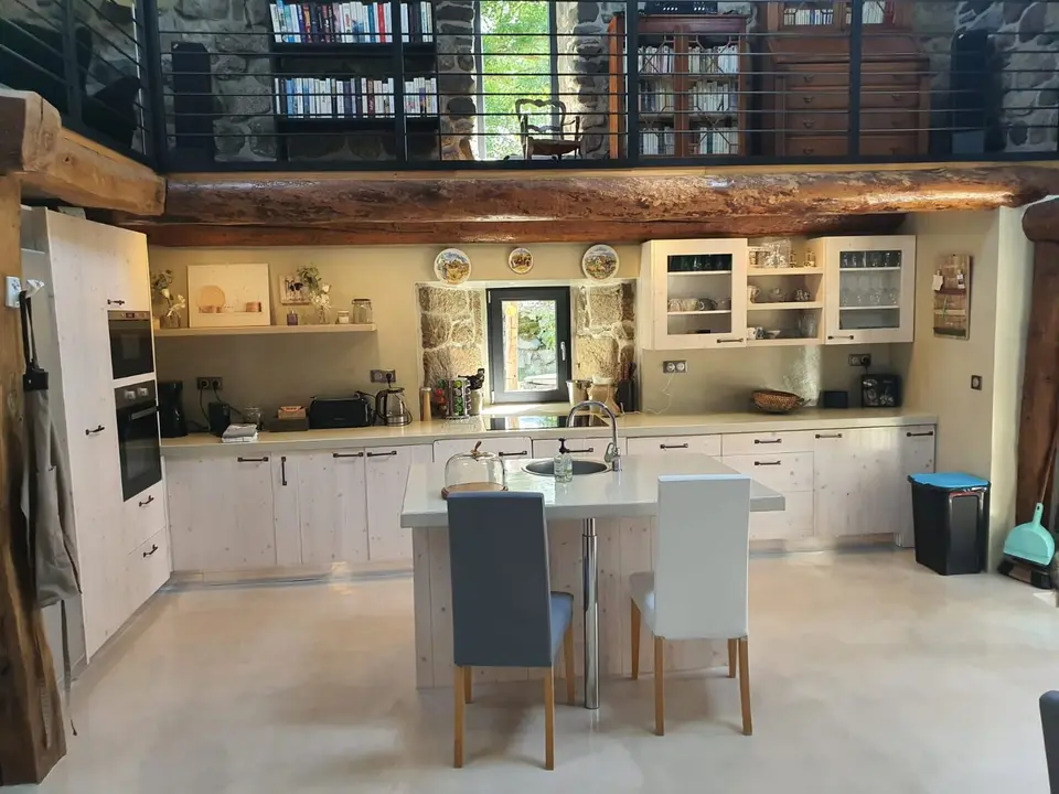 Cuisine équipée avec grand îlot