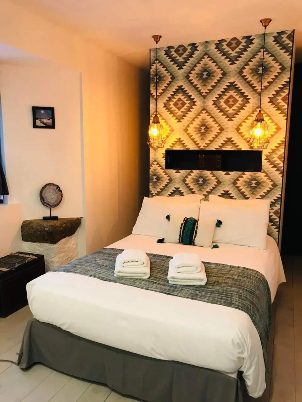 Chambre au papier peint géométrique
