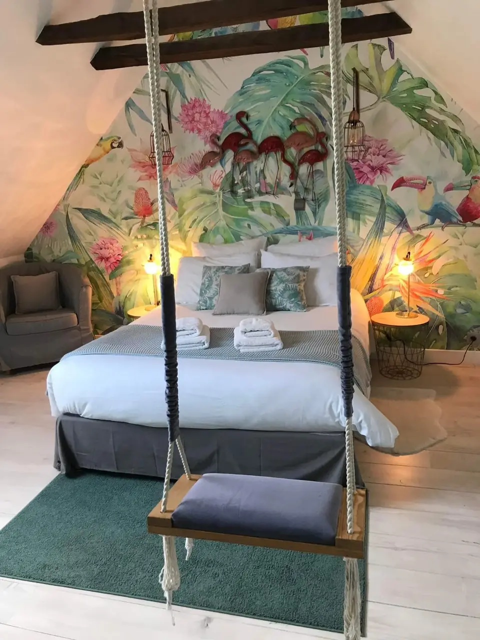 Chambre au papier peint tropical