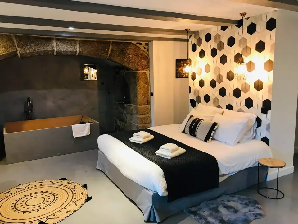 Chambre sous une voûte en pierre