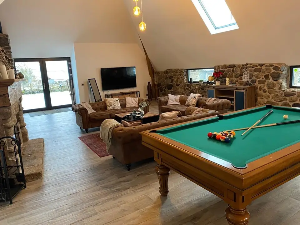 Salle de jeux avec billard et grandes baies