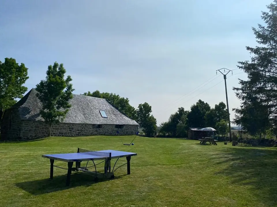 Table de ping-pong dans le jardin