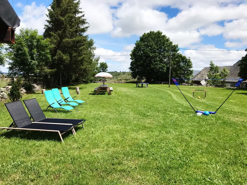 Transats dans le jardin face aux prairies