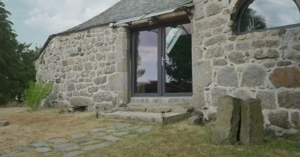 Aperçu de la vidéo de présentation des Cailloux : la façade en pierre